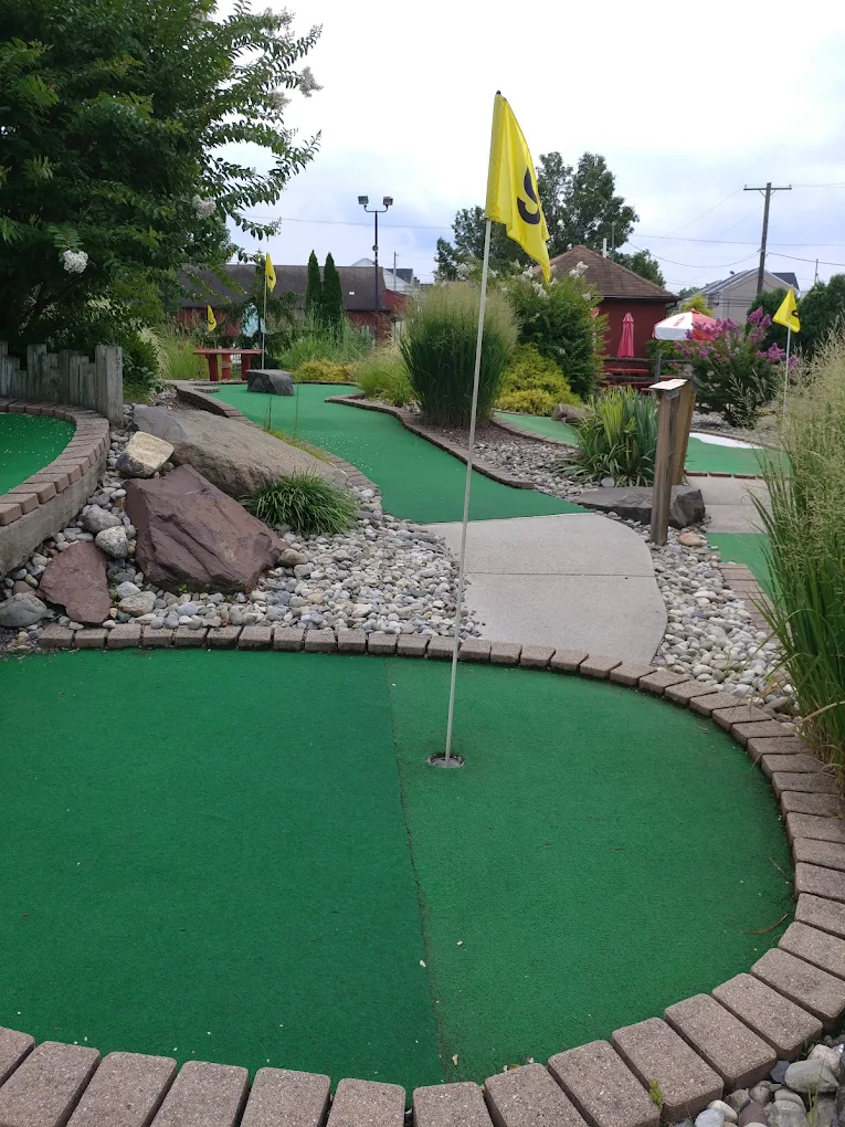 Fairway with yellow flag on hole 6